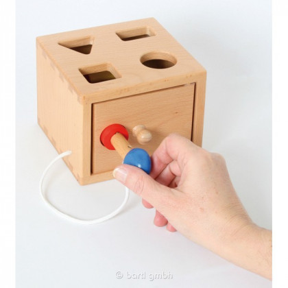 Boîte à formes en bois avec clé